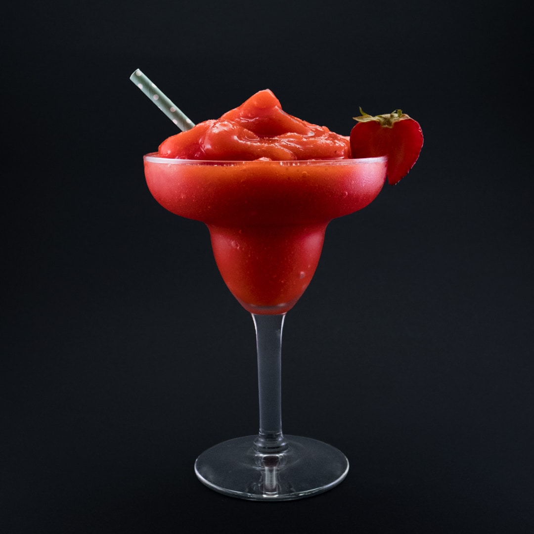 Frozen Strawberry Daiquiri Recipe - Cocktails & drinks online - Drinkoteket